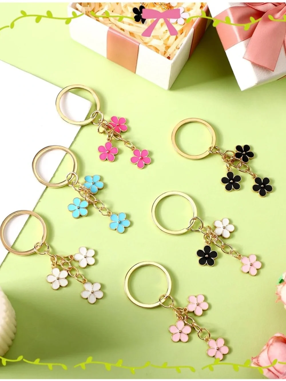 8 Daisy Spring Flower Keychains - Picture 2 of 2